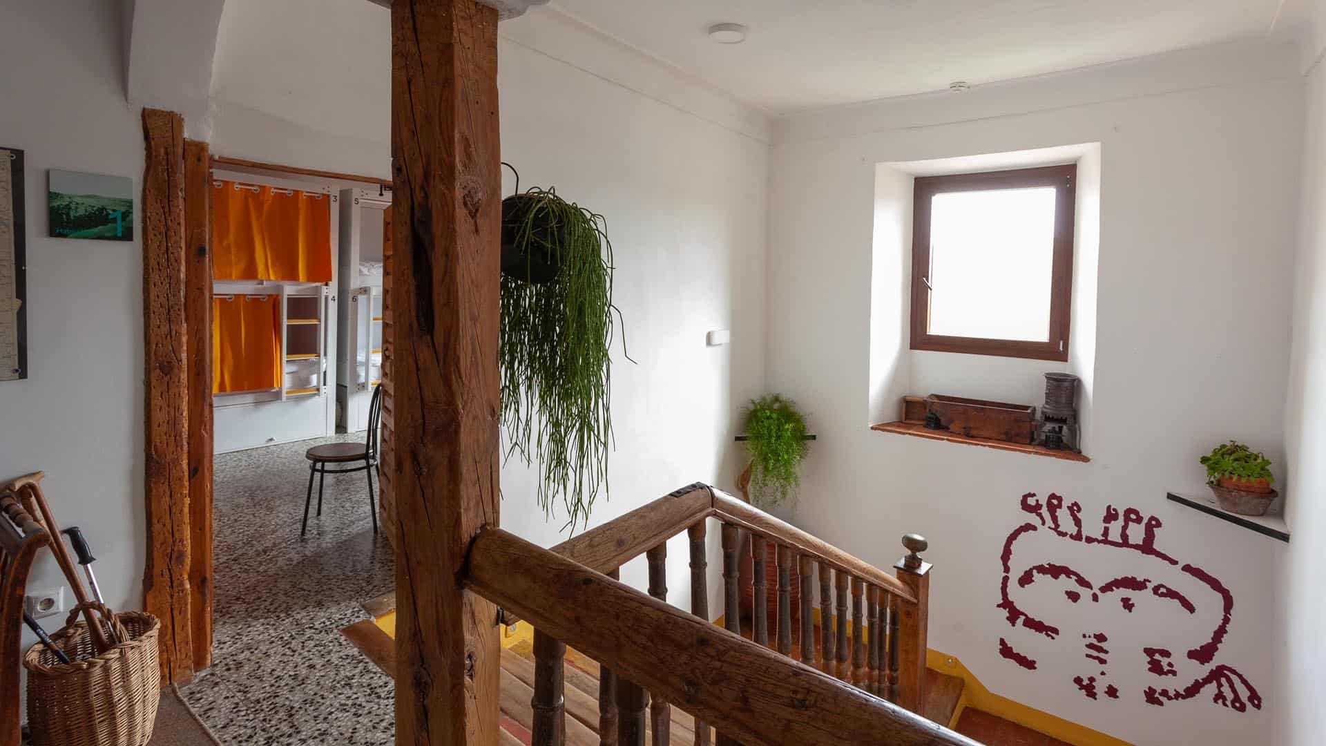 Escalera y ventana al patio Interior de El Albergue