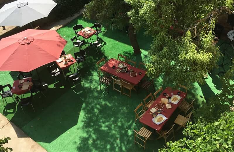 patio-elalberguedesiguenza